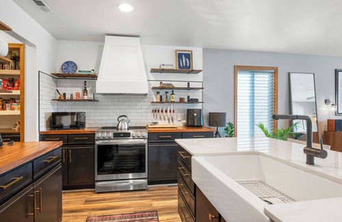 Camdenton Condominio | Cute Little Boho Condo-Pet Friendly- Next Door to Pool- Boat Slip- Completely Remodeled- Less than 10 min from Amphitheater