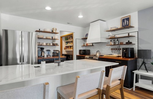 Camdenton Condominio | Cute Little Boho Condo-Pet Friendly- Next Door to Pool- Boat Slip- Completely Remodeled- Less than 10 min from Amphitheater