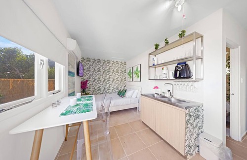 Gold Coast Apartamento | Cute Modern Studio|Pool|BBQ|Walk to Beaches & Golf