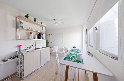 Gold Coast Apartamento | Cute Modern Studio|Pool|BBQ|Walk to Beaches & Golf