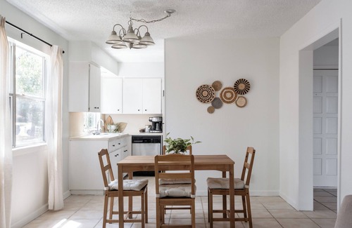 Waters Park Casa | Cute n' Cozy Retreat in Central Austin
