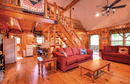 Sylva Casa | Cute On The Creek 1 Bedroom Cabin by Redawning