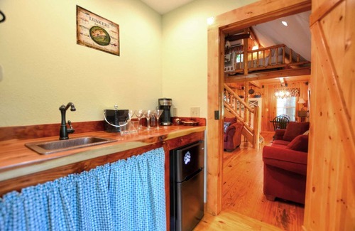 Sylva Casa | Cute On The Creek 1 Bedroom Cabin by Redawning