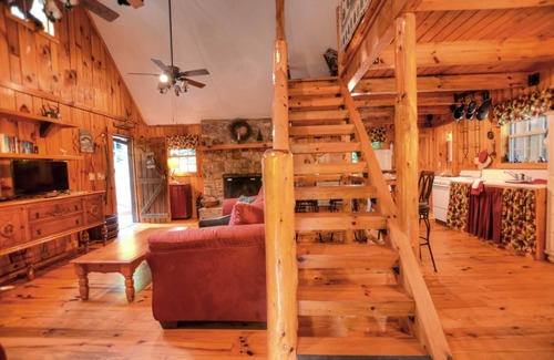 Sylva Casa | Cute On The Creek 1 Bedroom Cabin by Redawning