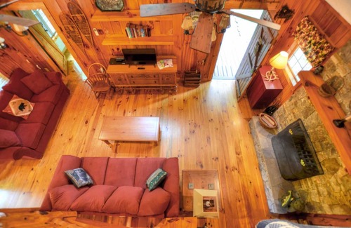 Sylva Casa | Cute On The Creek 1 Bedroom Cabin by Redawning