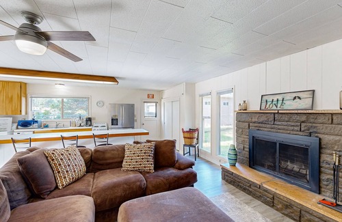 Long Beach Casa | Cute Quaint Cabin by the Sea, w/ fire pit, wood-burning fireplace & WIFI