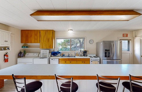 Long Beach Casa | Cute Quaint Cabin by the Sea, w/ fire pit, wood-burning fireplace & WIFI