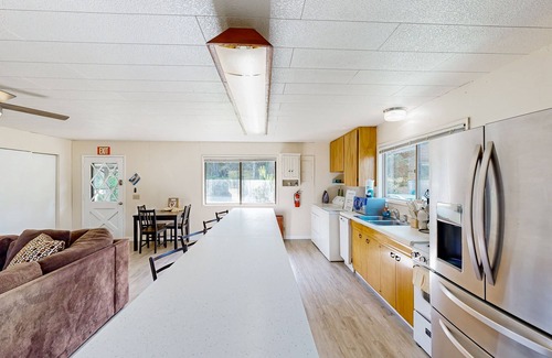 Long Beach Casa | Cute Quaint Cabin by the Sea, w/ fire pit, wood-burning fireplace & WIFI