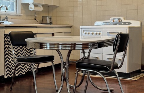 Knoxville Casa | Cute Retro House in Knoxville Countryside