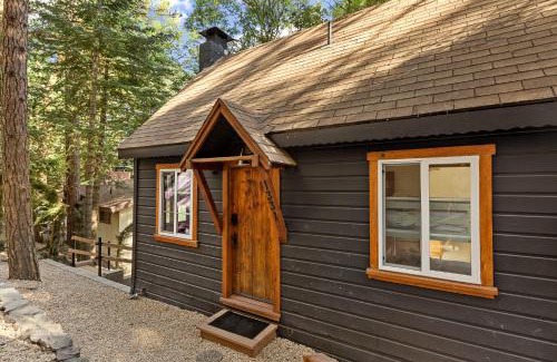 Crestline Casa | Cute Romantic Cabin With Hot Tub 5 Min from Lake