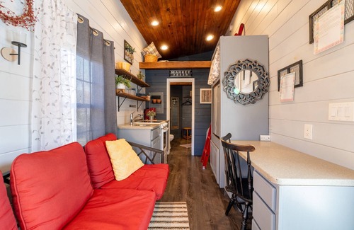 Caryville Cabina | Cute Tiny House! Located right outside Rocky Top, Leave here to hit the trails!