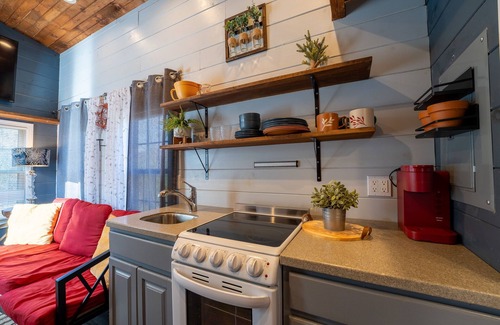 Caryville Cabina | Cute Tiny House! Located right outside Rocky Top, Leave here to hit the trails!