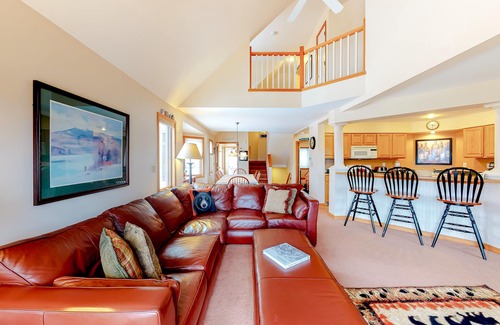 Sunday River Area Casa | Slopeside townhome w / cubierta, acceso directo al senderismo y baño compartido caliente / piscina!