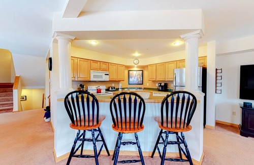 Sunday River Area Casa | Slopeside townhome w / cubierta, acceso directo al senderismo y baño compartido caliente / piscina!