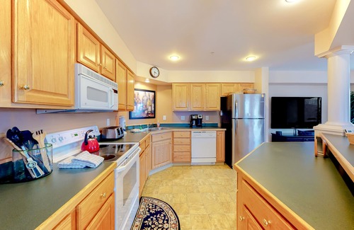 Sunday River Area Casa | Slopeside townhome w / cubierta, acceso directo al senderismo y baño compartido caliente / piscina!