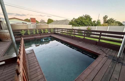 Parow North Apartamento | Cute Tranquil Pool Side Apartment