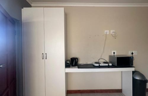Parow North Apartamento | Cute Tranquil Pool Side Apartment
