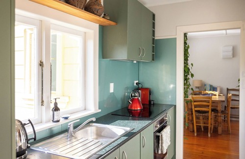 Oneroa Cabaña | Cute wee bach within walking distance of beaches and village