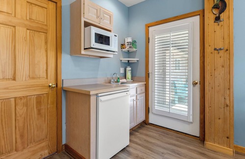 Ocracoke Villa | CV1B: Shell Castle B - king bed and whirlpool tub!