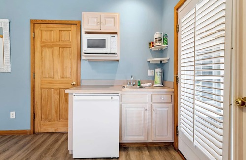 Ocracoke Villa | CV1B: Shell Castle B - king bed and whirlpool tub!