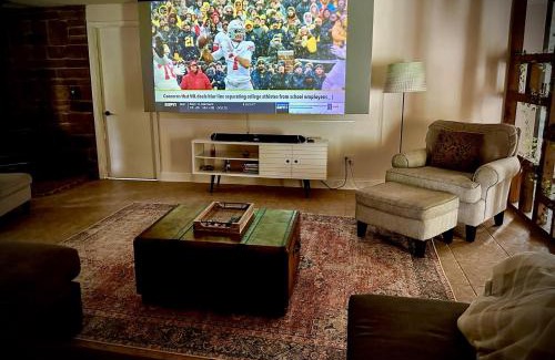 Valley View Casa | CVNP & Chill I Movie Projector I Awesome Backyard