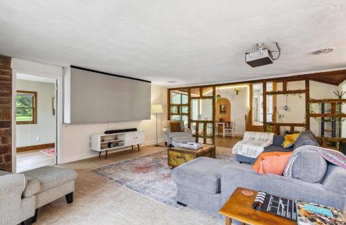 Valley View Casa | CVNP & Chill I Movie Projector I Awesome Backyard