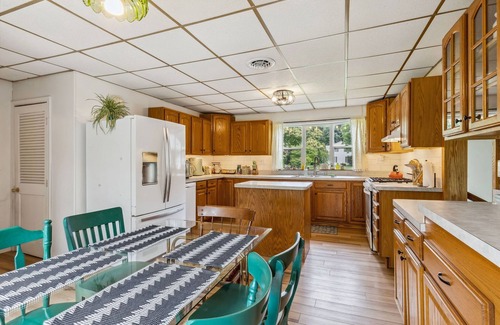 Valley View Casa | CVNP & Chill I Movie Projector I Awesome Backyard