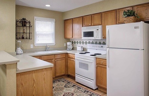 Villa Rica Condominio | CW Villas at Fairfield |1BR/1BA King Balcony Suite