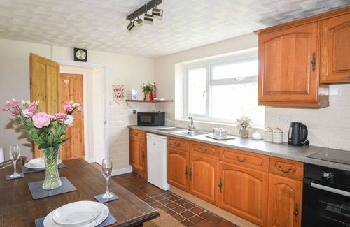 Rhyd-y-clafdy Cabaña | CWM CEILIOG ANNEX, pet friendly, character holiday cottage in Trefor