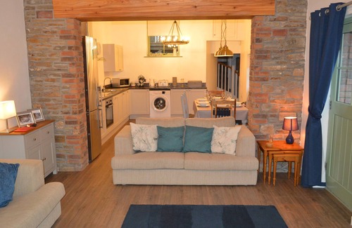 Mawr Cabaña | CWRT Y WENNOL, family friendly, character holiday cottage in Clydach
