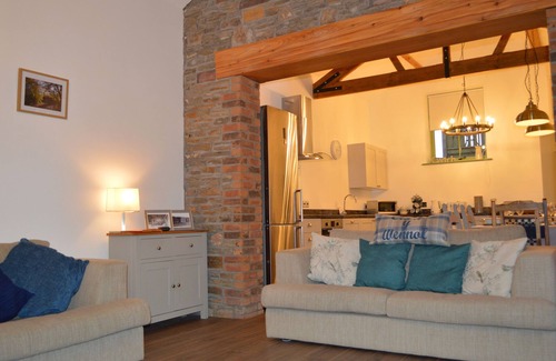 Mawr Cabaña | CWRT Y WENNOL, family friendly, character holiday cottage in Clydach