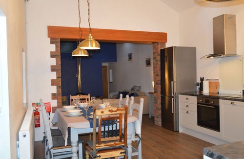 Mawr Cabaña | CWRT Y WENNOL, family friendly, character holiday cottage in Clydach