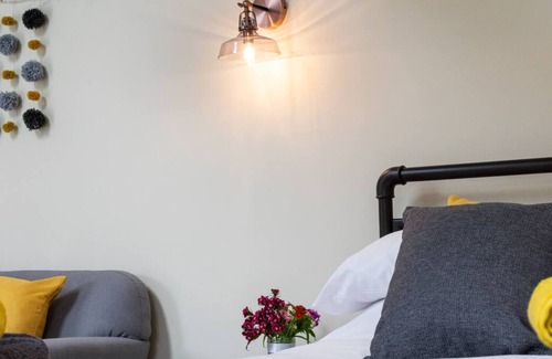 Llannefydd Casa | Este escondite para parejas ofrece un entorno idílico junto con un jacuzzi privado y un jardín elevado para