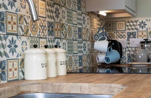 Llannefydd Casa | Este escondite para parejas ofrece un entorno idílico junto con un jacuzzi privado y un jardín elevado para