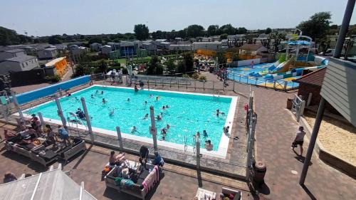 Selsey Casa | Cwtch, White Horse, Seal Bay Resort