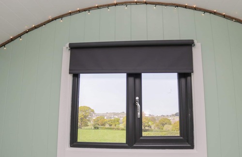 Rhyd-y-foel Cabaña | CWTCH WINNIE SHEPHERDS HUT, pet friendly, with hot tub in Old Colwyn