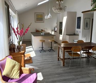 Uppingham Casa | Cybil's Retreat - Renovated 2 bedroom house with enclosed garden