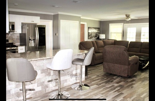 Leon Valley Casa | CYC Lounge with Guest House