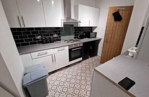 Plasnewydd Apartamento | Cyfarthfa Double Room 1 - Shared Bathroom - Near City Centre