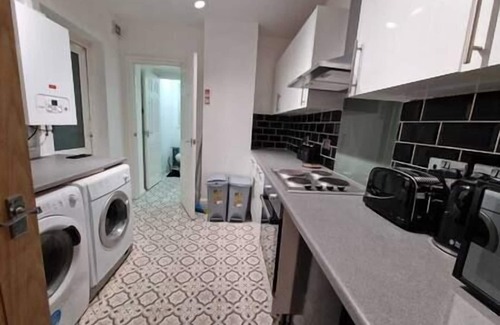 Plasnewydd Apartamento | Cyfarthfa Double Room 1 - Shared Bathroom - Near City Centre