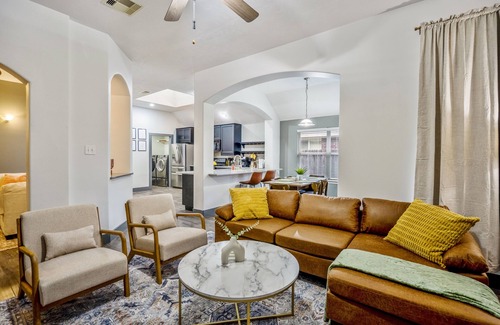 Cypress Casa | Pet-Friendly Cypress Charm: Cozy Vibes and Relaxing Atmosphere.