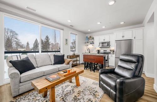 Traverse City Condominio | Cypress Parkside Condo - Dog Friendly!