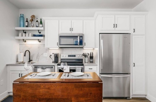Traverse City Condominio | Cypress Parkside Condo - Dog Friendly!