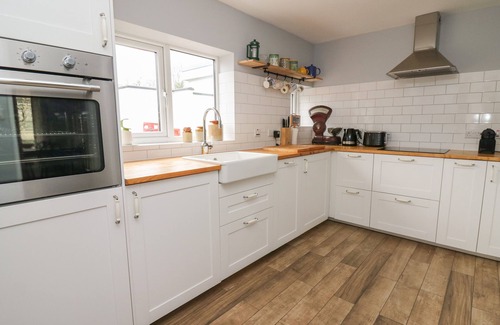 Tre Taliesin Casa | CYSGOD Y COED, pet friendly, character holiday cottage in Tre'r Ddol