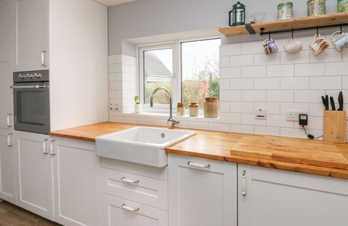 Tre Taliesin Casa | CYSGOD Y COED, pet friendly, character holiday cottage in Tre'r Ddol