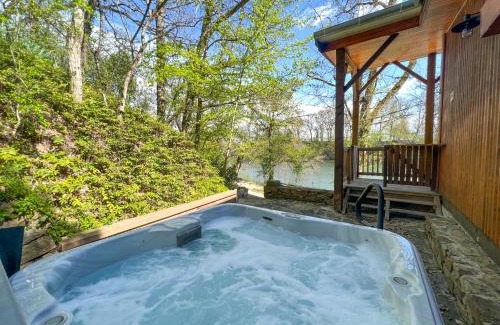 Castelnau-de-Levis Chalet De Esquí | Détente au Bord de l'Eau - Le Chalet du Carla avec Spa et Ponton Privé