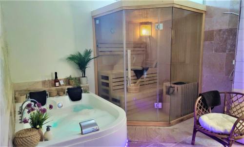 Les Roches-l'Eveque Casa | Détente au bord du Loir - Spa Sauna - Gîte 3