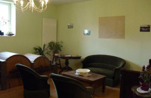 Montigny-les-Vaucouleurs Cama Y Desayuno | Détente à Montigny : 4 Chambres, Terrasse, Jardin - FR-1-585-154