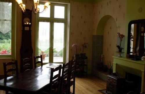 Montigny-les-Vaucouleurs Cama Y Desayuno | Détente à Montigny : 4 Chambres, Terrasse, Jardin - FR-1-585-154