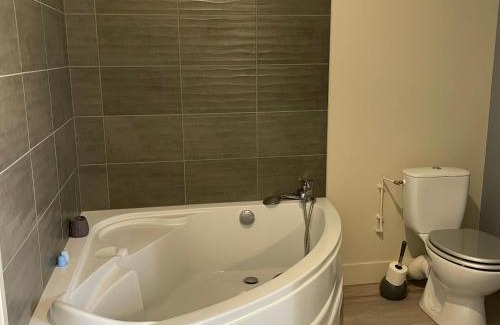 Vaas Cama Y Desayuno | Détente près du Loir : Chambre et salon privés, idéal pour randonnées et proche des 24H du Mans - FR-1-410-387